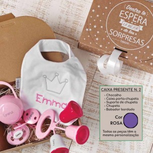 Caixa de presente N.2 (Chupeta+Corrente+Chocalho+Caixa Porta-chupeta+Babador Bordado) com nome ou frase personalizados 01