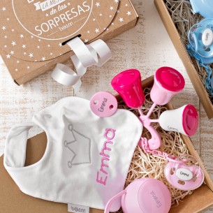 Caixa de presente N.2 (Chupeta+Corrente+Chocalho+Caixa Porta-chupeta+Babador Bordado) com nome ou frase personalizados 01 2