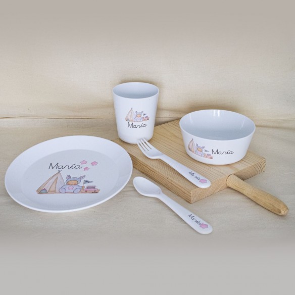 Louça completa (Prato+Copo+Talheres) ACAMPAMENTO ROSA com nome personalizado
