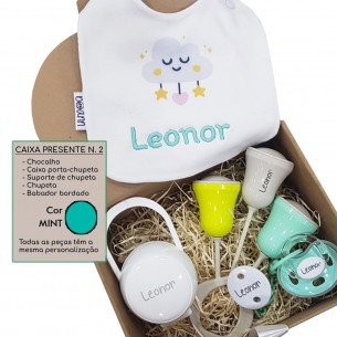 Caixa de presente N.2 (Chupeta+Corrente+Chocalho+Caixa Porta-chupeta+Babador Bordado) com nome ou frase personalizados Mint